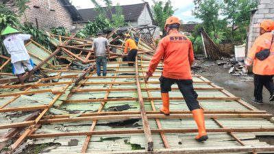 Hujan Disertai Angin Kencang Terjang Gandusari, Belasan Rumah dan SD Rusak