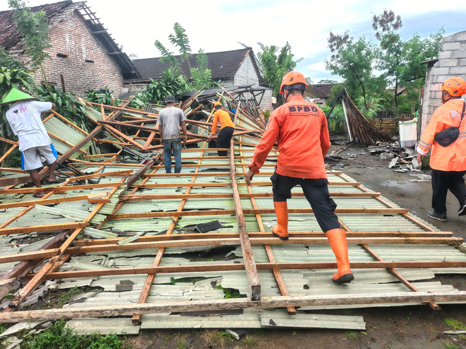 Hujan Disertai Angin Kencang Terjang Gandusari, Belasan Rumah dan SD Rusak