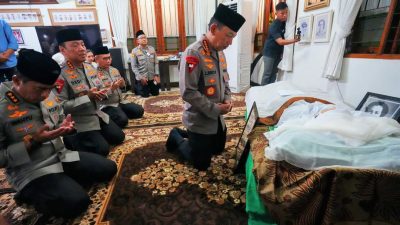 Istri Kapolri ke-5, Jenderal Hoegeng Iman Santoso Meninggal Dunia di Usia 100 Tahun, Kapolri Listyo Sigit Prabowo Datang Ta’ziyah
