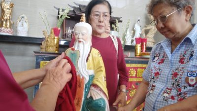 Jelang Imlek 2577, Umat Kelenteng Poo An Kiong Blitar Lakukan Ritual Pembersihan Patung Dewa