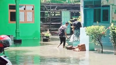 Diduga Drainase Tersumbat Pembangunan, SDN 1 Sukomoro Terendam Banjir ParahDiduga Drainase Tersumbat Pembangunan, SDN 1 Sukomoro Terendam Banjir Parah