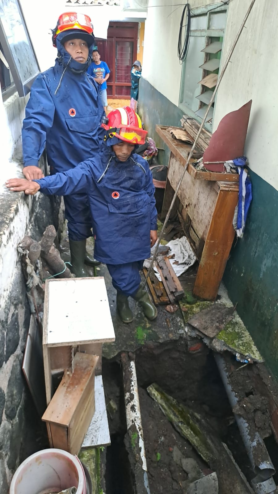 Tanah Ambles di Kelurahan Sisir, Pondasi Rumah Warga Menggantung