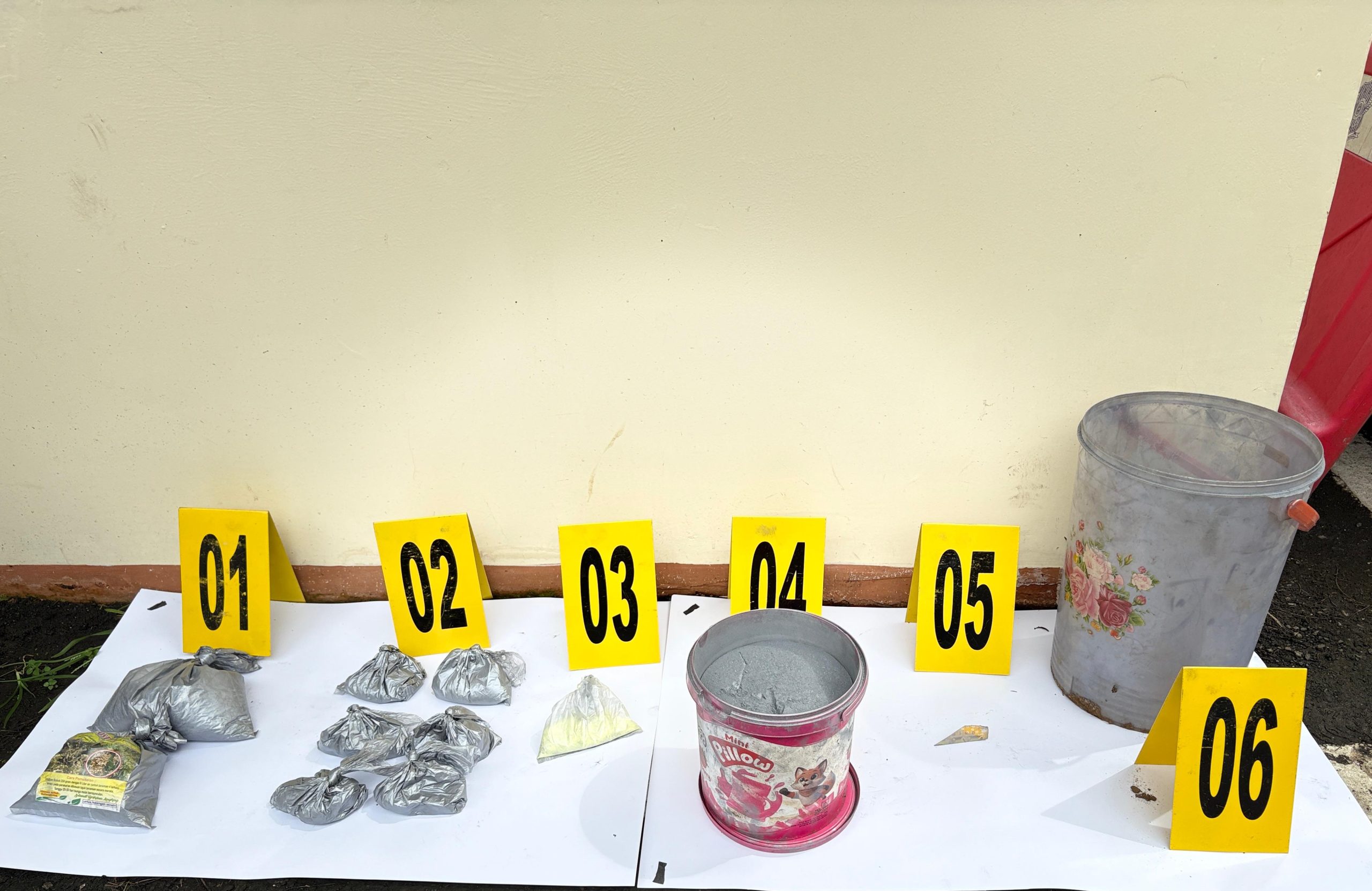 Polres Batu Amankan Dua Pemuda Asal Kasembon, 15 Kg Bahan Petasan Disita