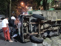 Truk Bermuatan 6 Ton Kubis Terbalik di Tanjakan Kali Lanang Kota Batu