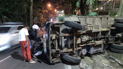 Truk Bermuatan 6 Ton Kubis Terbalik di Tanjakan Kali Lanang Kota Batu