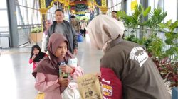 KAI Daop 8 Surabaya Bagikan Takjil Gratis bagi Penumpang KA di Stasiun Malang hingga H-1 Lebaran