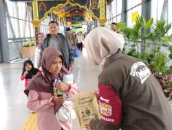 KAI Daop 8 Surabaya Bagikan Takjil Gratis bagi Penumpang KA di Stasiun Malang hingga H-1 Lebaran