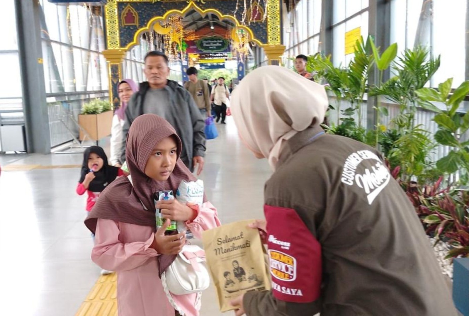 KAI Daop 8 Surabaya Bagikan Takjil Gratis bagi Penumpang KA di Stasiun Malang hingga H-1 Lebaran