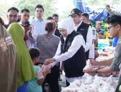 Jelang Lebaran, Gubernur Khofifah dan Bupati Lamongan Pantau Operasi Pasar Murah di Sukodadi