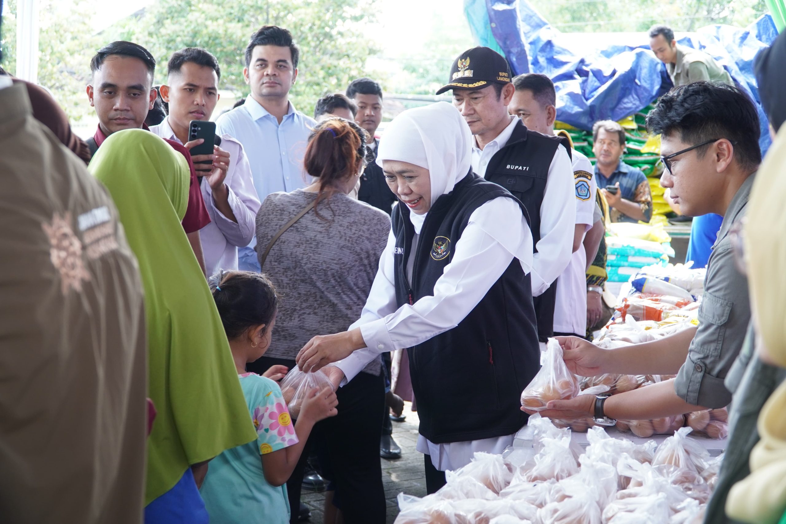 Jelang Lebaran, Gubernur Khofifah dan Bupati Lamongan Pantau Operasi Pasar Murah di Sukodadi