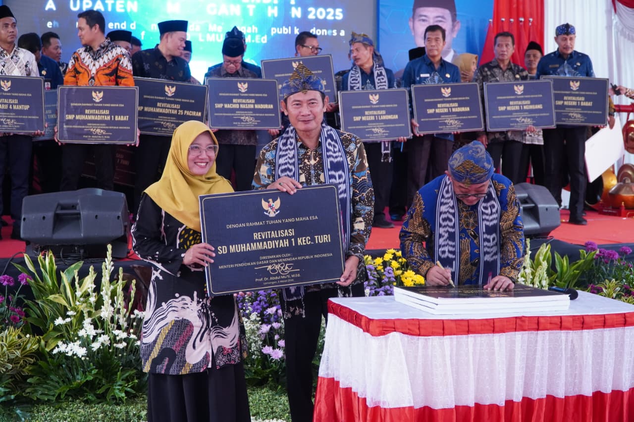 Bupati Lamongan dan Mendikdasmen Resmikan Revitalisasi Puluhan Sekolah
