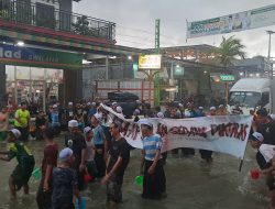 Sindiran untuk Pemerintah, Ratusan Santri di Lamongan Kuras Banjir dengan Gayung dan Timba