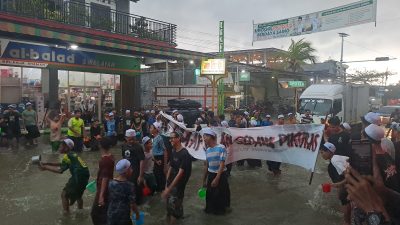 Sindiran untuk Pemerintah, Ratusan Santri di Lamongan Kuras Banjir dengan Gayung dan Timba