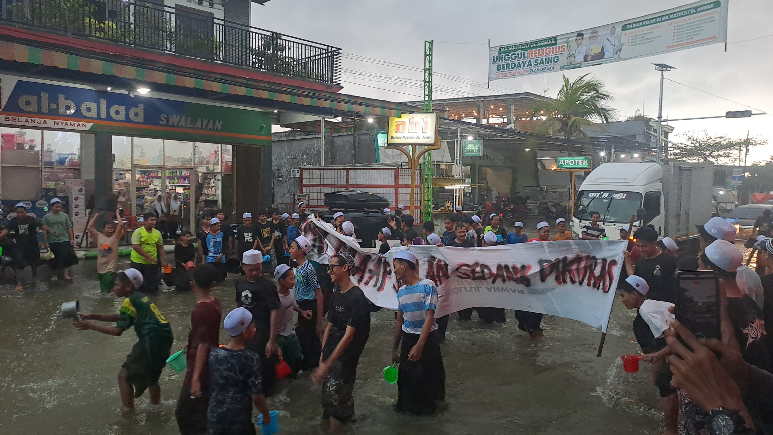 Sindiran untuk Pemerintah, Ratusan Santri di Lamongan Kuras Banjir dengan Gayung dan Timba