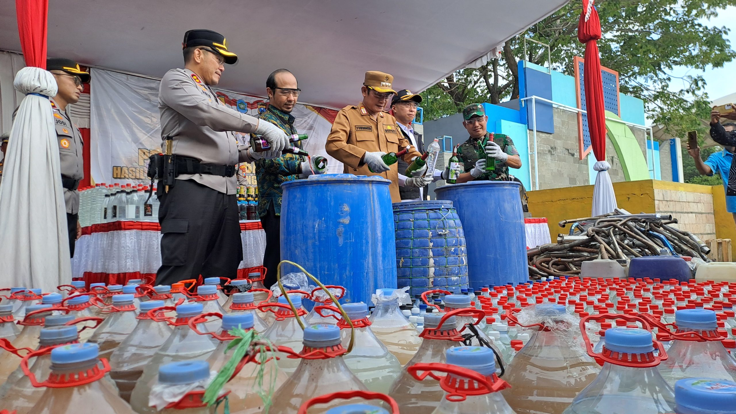 Hasil Operasi Cipta Kondisi Ramadan, Polres Lamongan Musnahkan 245 Knalpot Brong dan 5,2 Ton Miras Ilegal