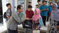 Ribuan Tukang Becak Antre Zakat di Rumah Bupati Warsubi, Barisan Capai 4 Kilometer