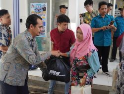 Ribuan Tukang Becak Antre Zakat di Rumah Bupati Warsubi, Barisan Capai 4 Kilometer