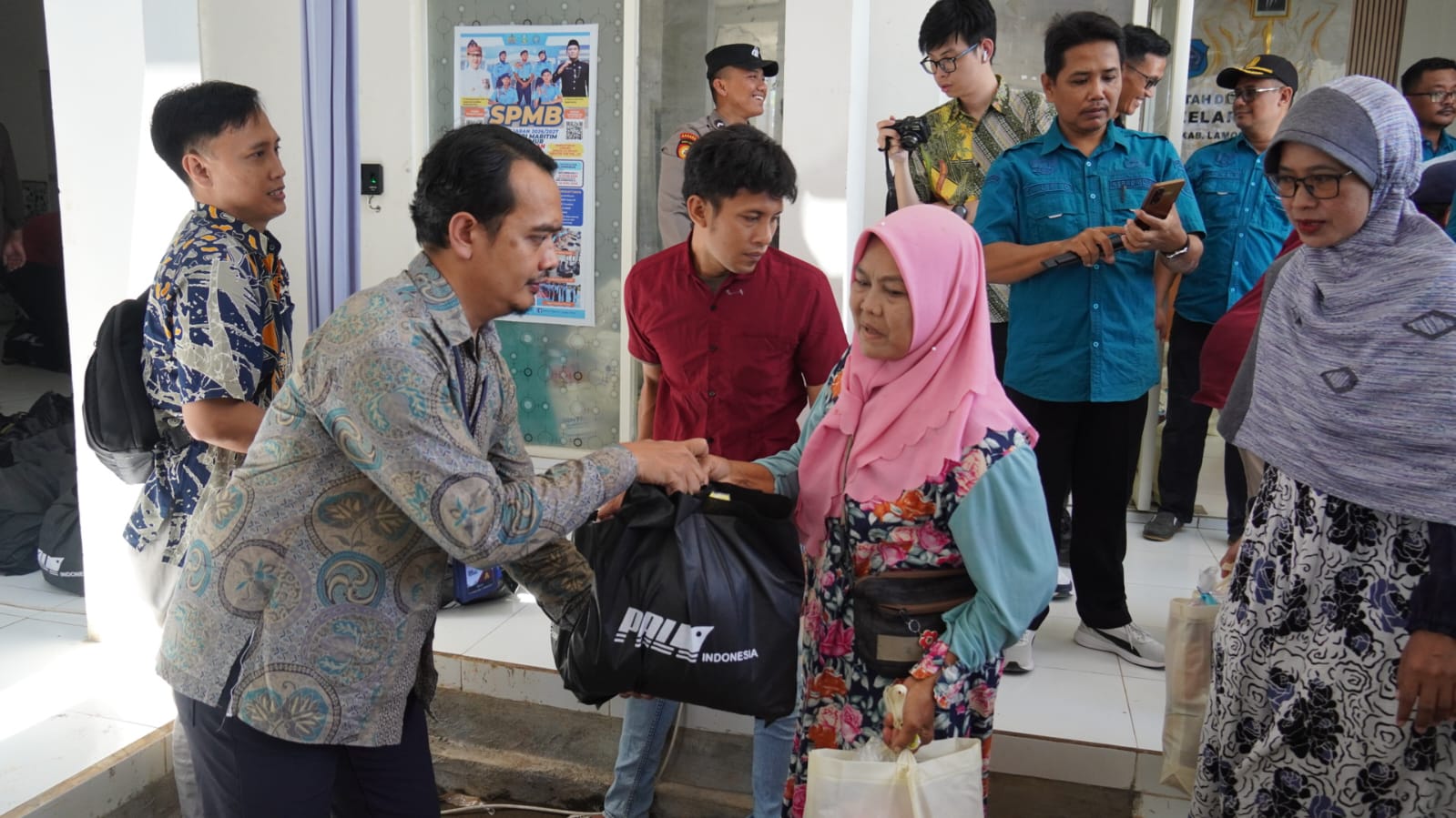 Ribuan Tukang Becak Antre Zakat di Rumah Bupati Warsubi, Barisan Capai 4 Kilometer