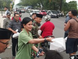 Jumat Berkah Ramadan, Kodim 0812 Lamongan Bersama Insan Media Bagikan Takjil