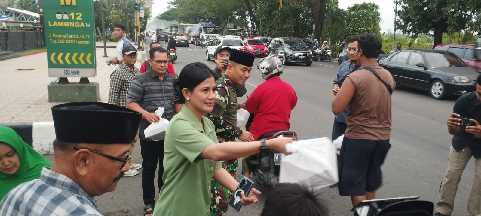 Jumat Berkah Ramadan, Kodim 0812 Lamongan Bersama Insan Media Bagikan Takjil