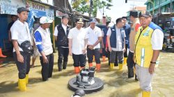 Sinergi Pemprov Jatim dan Pemkab Lamongan, Wagub Emil dan Bupati Yes Tinjau Penanganan Banjir di Depan Ponpes Matholi’ul Anwar Simo