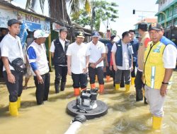 Sinergi Pemprov Jatim dan Pemkab Lamongan, Wagub Emil dan Bupati Yes Tinjau Penanganan Banjir di Depan Ponpes Matholi’ul Anwar Simo