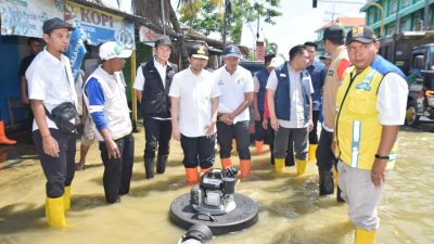 Sinergi Pemprov Jatim dan Pemkab Lamongan, Wagub Emil dan Bupati Yes Tinjau Penanganan Banjir di Depan Ponpes Matholi’ul Anwar Simo