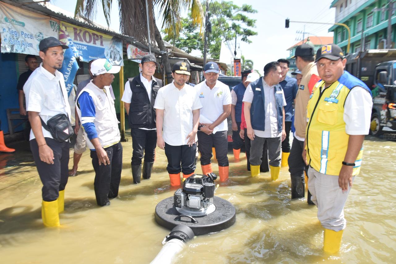 Sinergi Pemprov Jatim dan Pemkab Lamongan, Wagub Emil dan Bupati Yes Tinjau Penanganan Banjir di Depan Ponpes Matholi’ul Anwar Simo