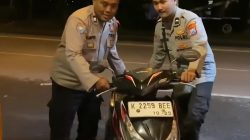 Sigap, Satlantas Polres Lamongan Bantu Pemudik Motor Asal Blora yang Alami Ban Bocor