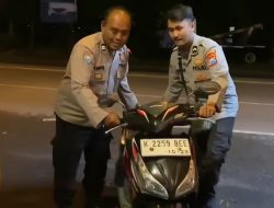 Sigap, Satlantas Polres Lamongan Bantu Pemudik Motor Asal Blora yang Alami Ban Bocor