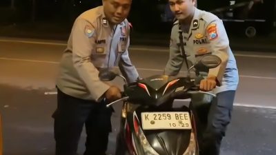 Sigap, Satlantas Polres Lamongan Bantu Pemudik Motor Asal Blora yang Alami Ban Bocor