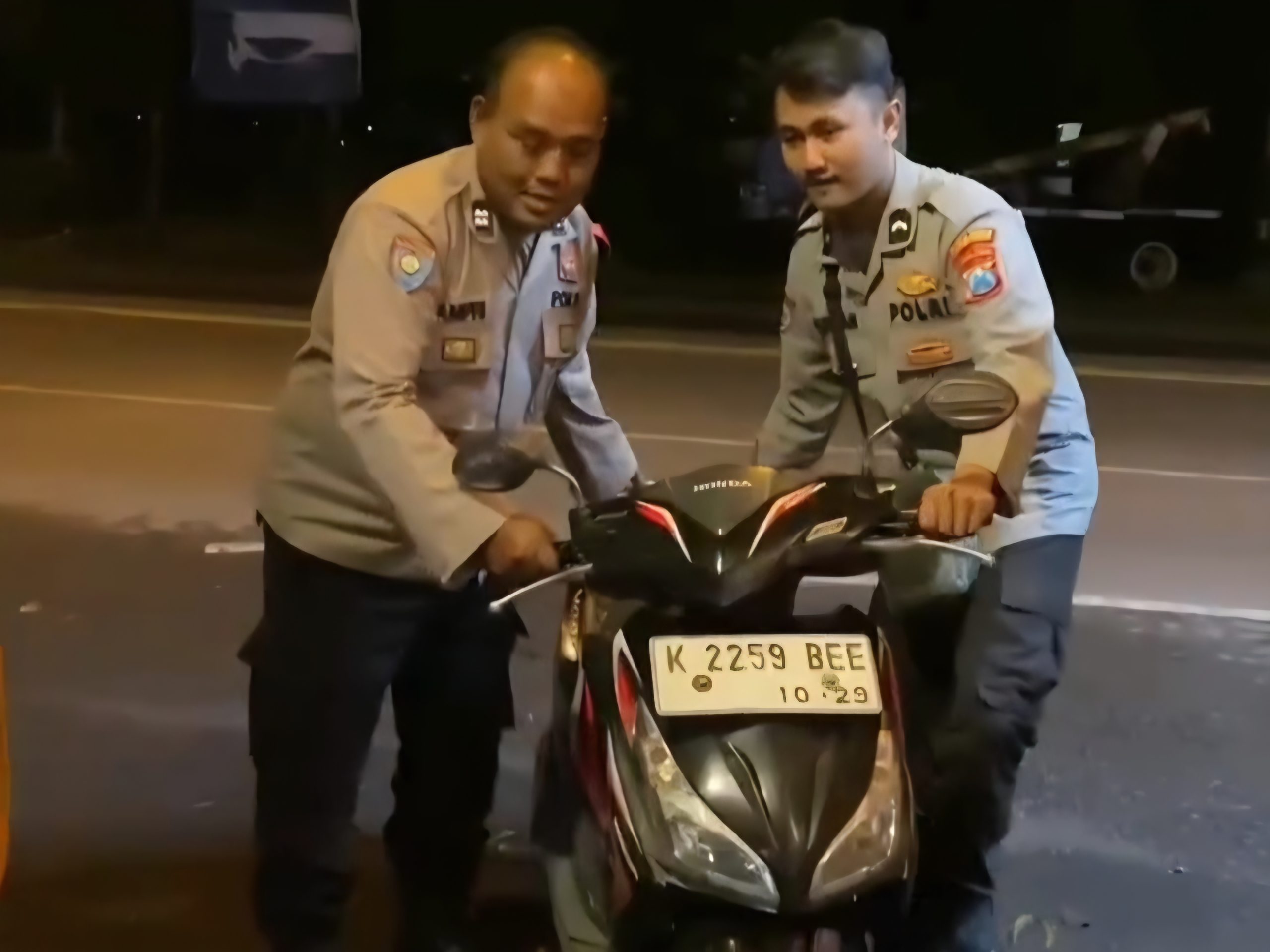 Sigap, Satlantas Polres Lamongan Bantu Pemudik Motor Asal Blora yang Alami Ban Bocor