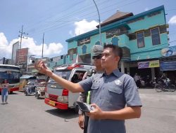 Satlantas Polres Lamongan Pantau Arus Mudik di Pasar Babat Gunakan Drone