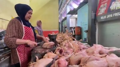 Harga Daging Ayam di Lamongan Masih “Terbang” Pasca Lebaran, Warga: Terlalu Mehong
