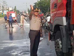 Polsek Babat dan Damkar Sigap Bersihkan Tumpahan Solar di Jalur Lamongan–Babat