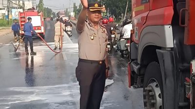 Polsek Babat dan Damkar Sigap Bersihkan Tumpahan Solar di Jalur Lamongan–Babat