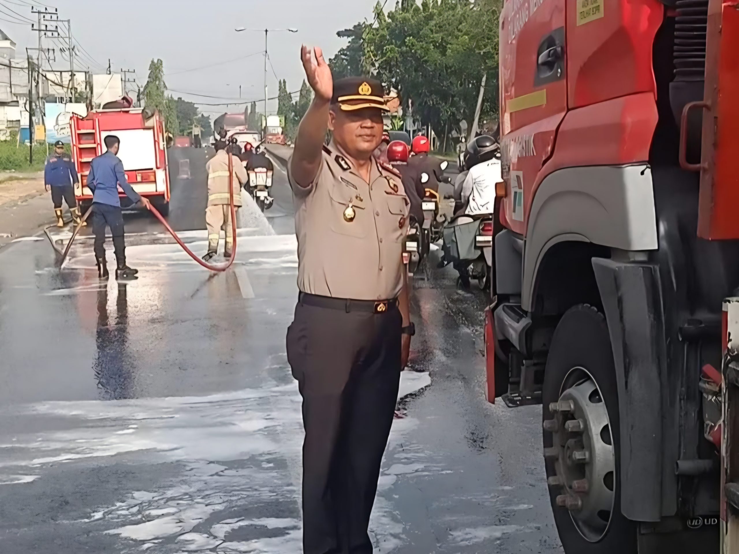 Polsek Babat dan Damkar Sigap Bersihkan Tumpahan Solar di Jalur Lamongan–Babat