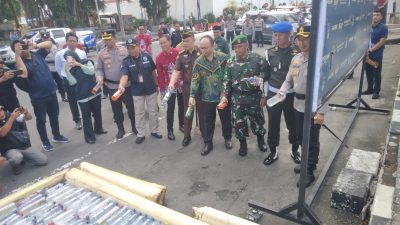 Ciptakan Situasi Kondusif, Polres Blitar Kota Musnahkan Ribuan Botol Miras dan Knalpot Brong