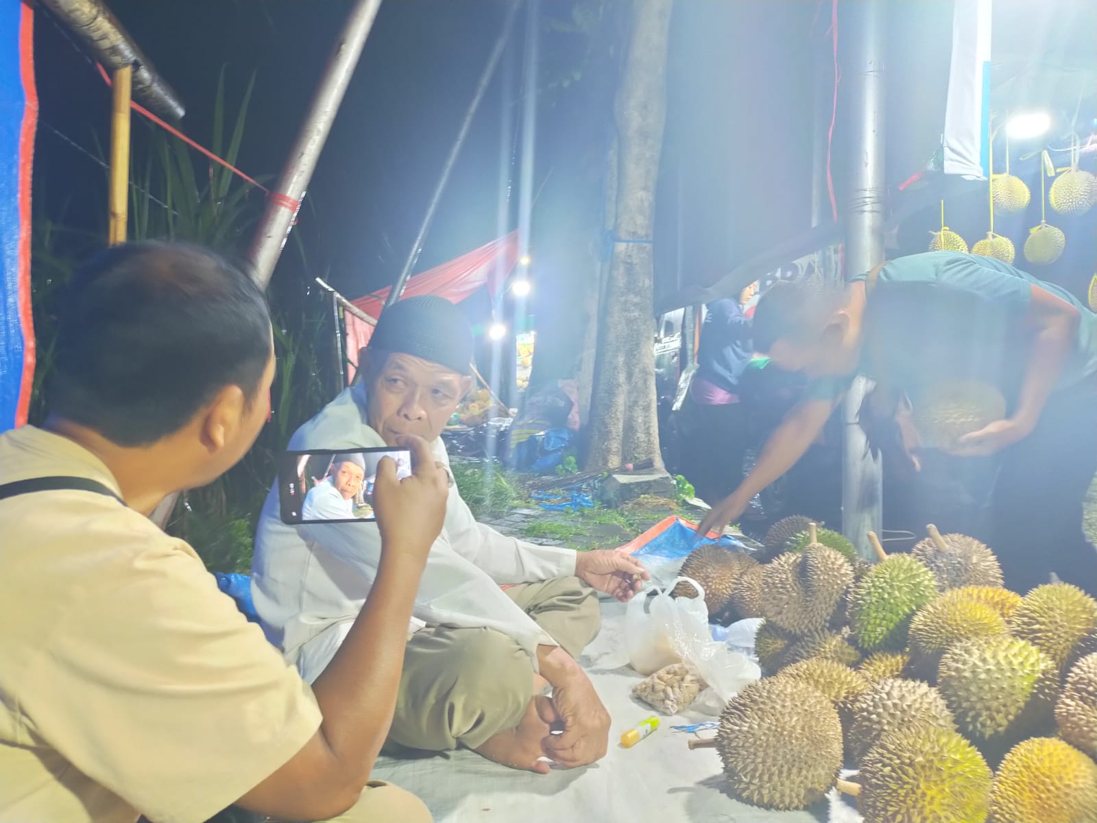 Dari Ontel dan Obrok ke Pick Up, 55 Tahun Perjalanan Mbah Kardi Jual Durian Kini Diteruskan Anak di GOR Joyoboyo