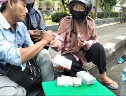 Jelang Lebaran, Jasa Tukar Uang Baru di Sekartaji Kediri Mulai Ramai, Warga Antisipasi Sejak Awal