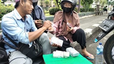Jelang Lebaran, Jasa Tukar Uang Baru di Sekartaji Kediri Mulai Ramai, Warga Antisipasi Sejak Awal