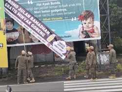 Satpol PP Kota Kediri Bredel Banner Tak Berizin dan Tertibkan PKL yang Gunakan Fasilitas Umum