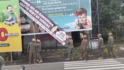 Satpol PP Kota Kediri Bredel Banner Tak Berizin dan Tertibkan PKL yang Gunakan Fasilitas Umum