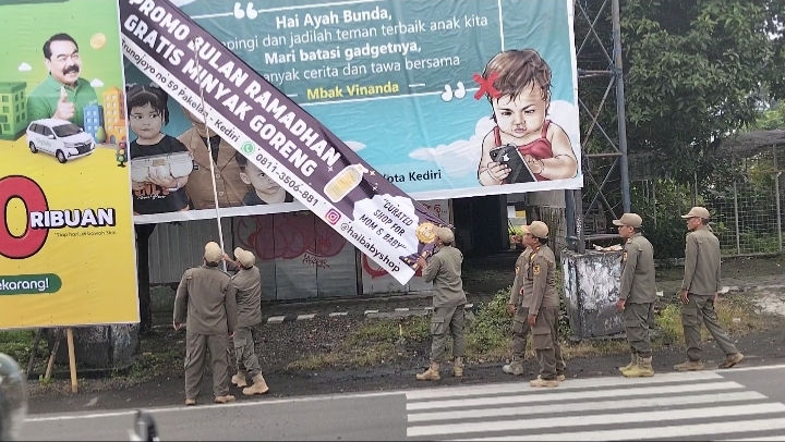 Satpol PP Kota Kediri Tertibkan Banner Tak Berizin dan PKL yang Gunakan Fasilitas Umum