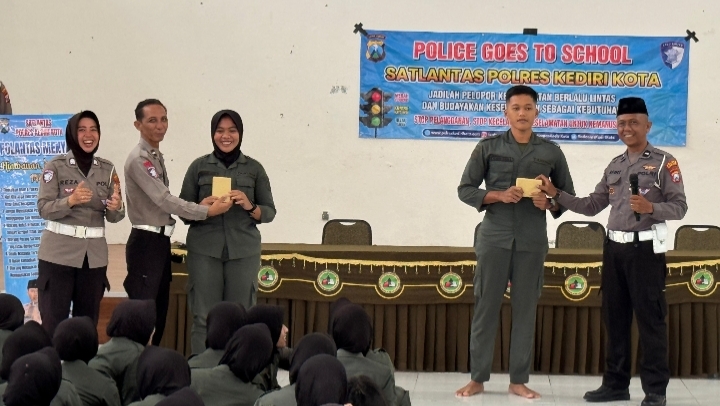 Satlantas Polres Kediri Kota Gelar Police Goes To School di SMA 5 Taruna Brawijaya
