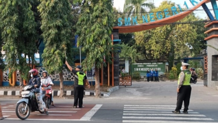 Sapa Pagi Polsek Mojoroto, Arus Lalu Lintas di Empat Simpang Utama Kota Kediri Terpantau Aman dan Lancar