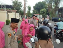Polsek Pesantren Bersama Bhayangkari Bagikan Takjil untuk Duafa di Bulan Ramadhan