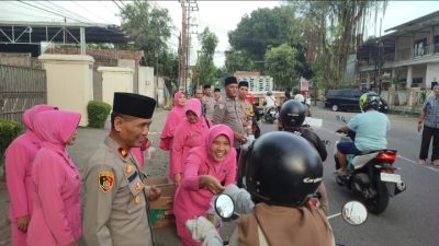Polsek Pesantren Bersama Bhayangkari Bagikan Takjil untuk Duafa di Bulan Ramadhan