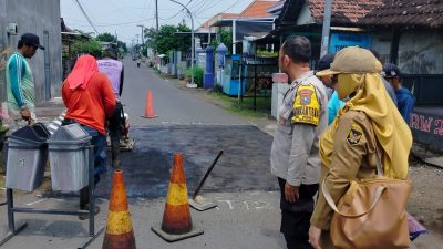 Lurah Dermo Tinjau Perbaikan Jalan dan PJU di RW 02, Libatkan PUPR dan Dishub Kota Kediri