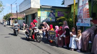 Anak TK Salma Insani Belajar Berbagi, 250 Takjil Dibagikan kepada Warga Sekitar